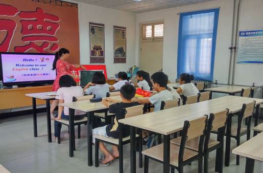 在儿童村义务授课