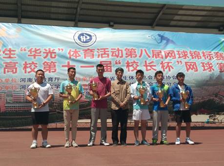 说明: 我校选手刘昆(左一)在领男团冠军奖杯