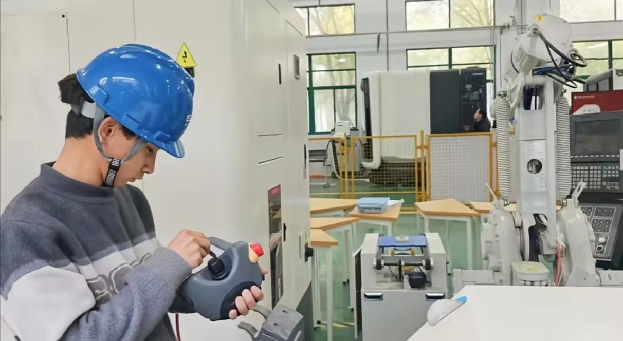 照片-数控专业学生操作工业机器人1