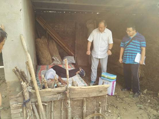 杨士恒副校长看望慰问贫困户