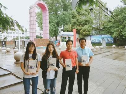 说明: F:\招生\2019-2020(1)\2019普招宣传\2019国教院普招宣传佐证材料\教师\1.国教院楚万强舞钢市第二高级中学门口.jpg