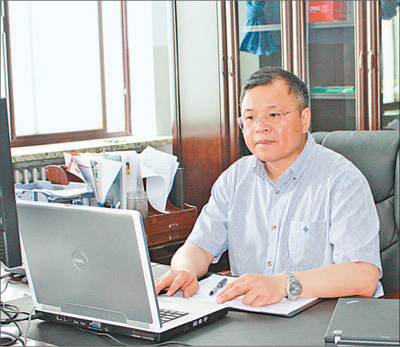 说明: 说明: 说明: 2010年6月1日,黄大年在办公室内工作(资料照片)。